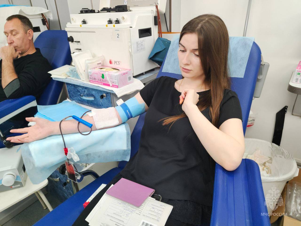 Спасение в крови. Сотрудники МЧС России приняли участие в акции по сдаче донорской крови: в Иркутской области 32 специалиста Главного управления сдали свыше 10 литров крови и ее компонентов; Спасение в крови. Сотрудники МЧС России приняли участие в акции по сдаче донорской крови: в Иркутской области 32 специалиста Главного управления сдали свыше 10 литров крови и ее компонентов;