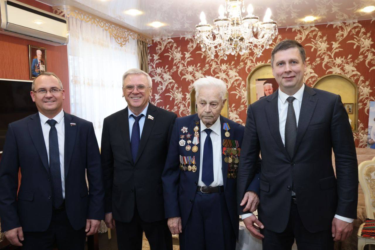 Сегодня 100 лет исполнилось ветерану, участнику Великой Отечественной войны Евгению Ивановичу Макарову! Сегодня 100 лет исполнилось ветерану, участнику Великой Отечественной войны Евгению Ивановичу Макарову!