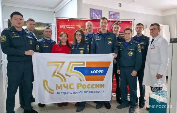 Спасение в крови. Сотрудники МЧС России приняли участие в акции по сдаче донорской крови: в Иркутской области 32 специалиста Главного управления сдали свыше 10 литров крови и ее компонентов;