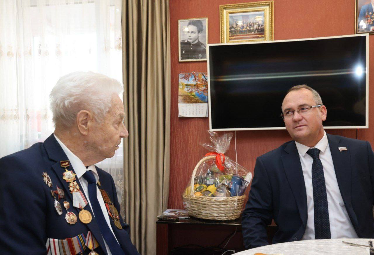 Сегодня 100 лет исполнилось ветерану, участнику Великой Отечественной войны Евгению Ивановичу Макарову! Сегодня 100 лет исполнилось ветерану, участнику Великой Отечественной войны Евгению Ивановичу Макарову!