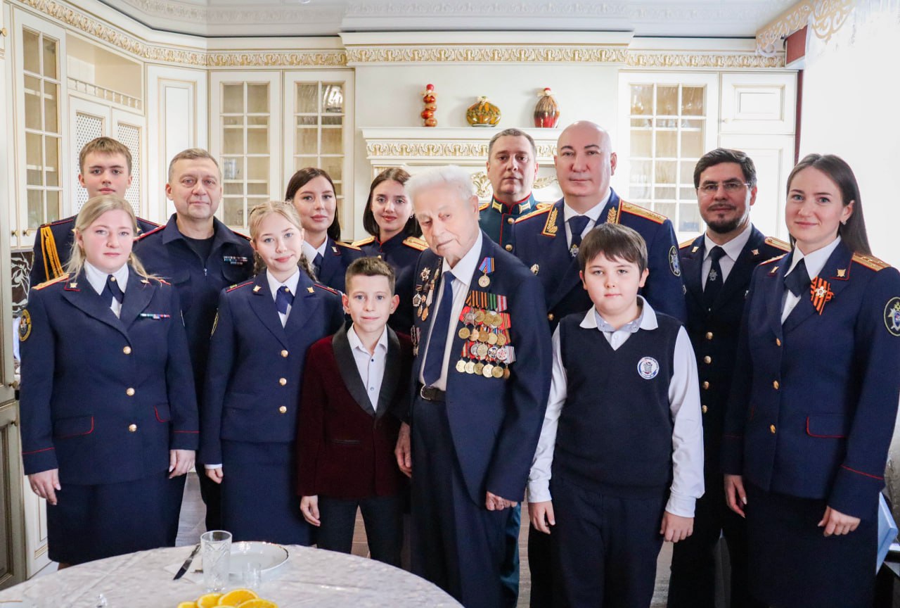Сотрудники регионального следственного управления поздравили со 100-летним юбилеем ветерана Великой Отечественной войны Сотрудники регионального следственного управления поздравили со 100-летним юбилеем ветерана Великой Отечественной войны