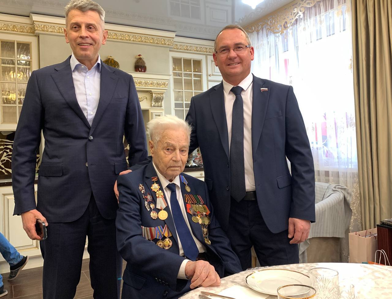 Сегодня 100 лет исполнилось ветерану, участнику Великой Отечественной войны Евгению Ивановичу Макарову! Сегодня 100 лет исполнилось ветерану, участнику Великой Отечественной войны Евгению Ивановичу Макарову!