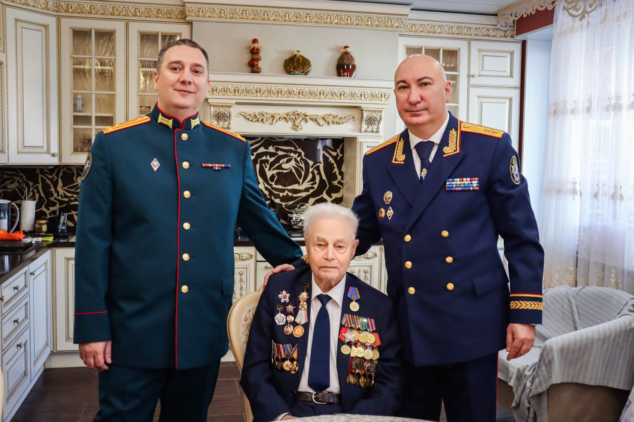 Сотрудники регионального следственного управления поздравили со 100-летним юбилеем ветерана Великой Отечественной войны Сотрудники регионального следственного управления поздравили со 100-летним юбилеем ветерана Великой Отечественной войны