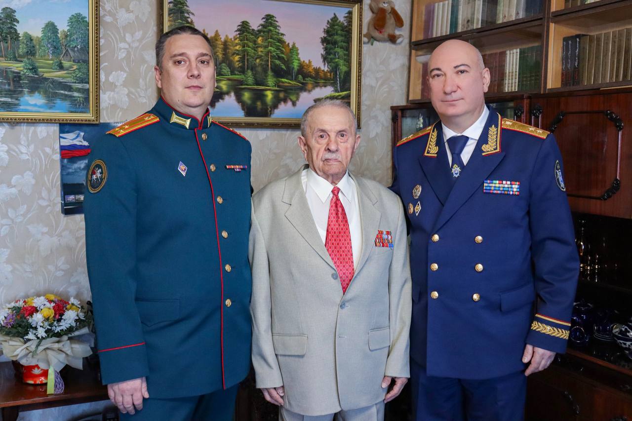 Сотрудники регионального следственного управления поздравили с 90-летним юбилеем ветерана Великой Отечественной войны Сотрудники регионального следственного управления поздравили с 90-летним юбилеем ветерана Великой Отечественной войны