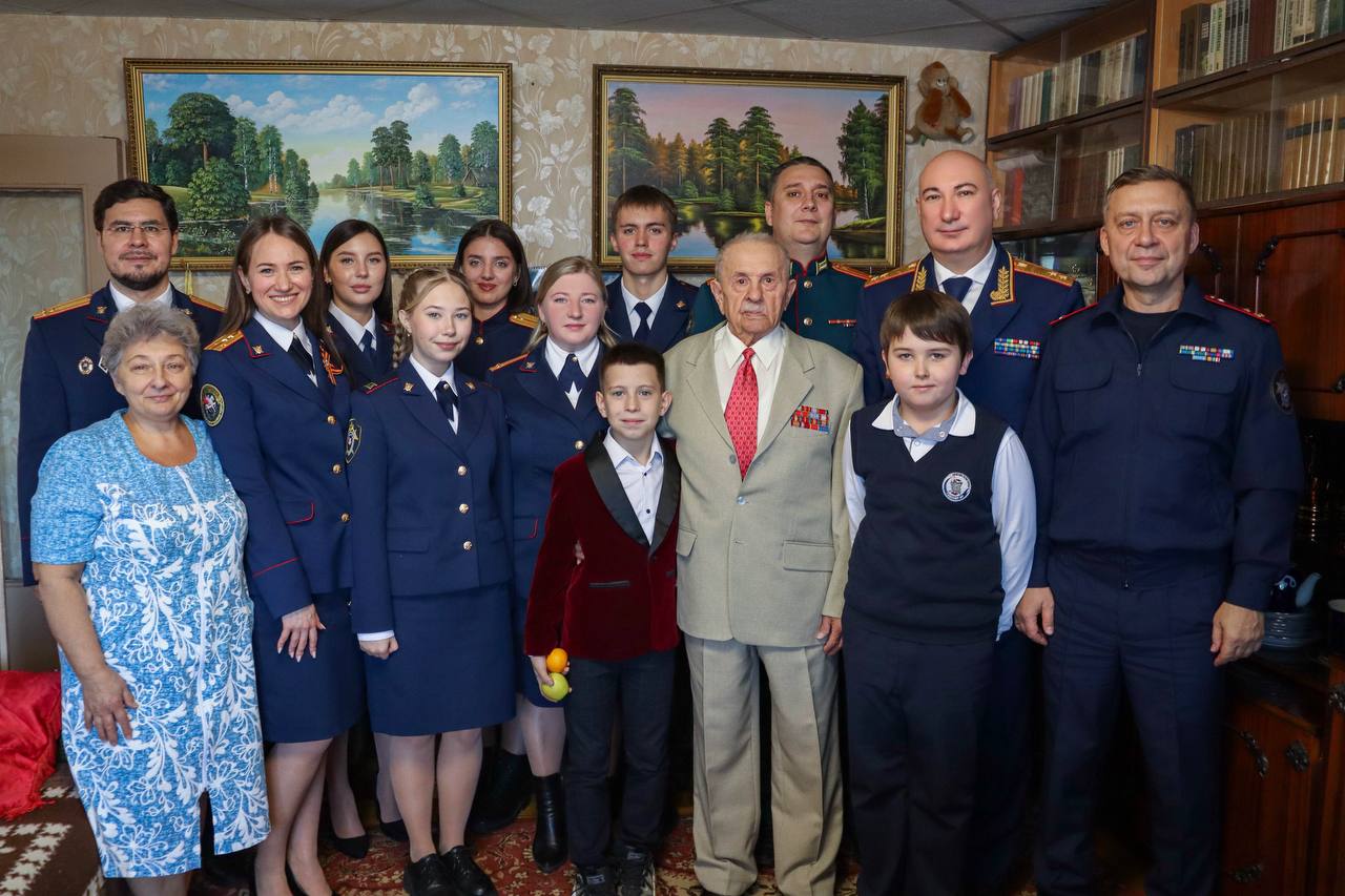 Сотрудники регионального следственного управления поздравили с 90-летним юбилеем ветерана Великой Отечественной войны Сотрудники регионального следственного управления поздравили с 90-летним юбилеем ветерана Великой Отечественной войны