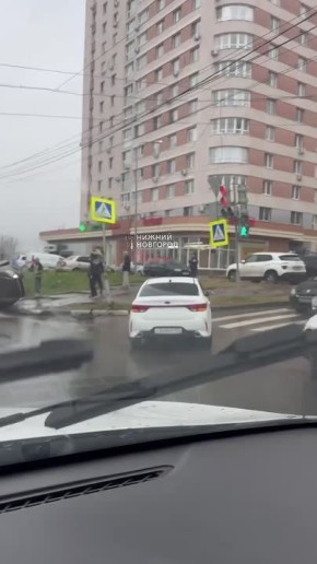 Авария с перевертышем случилась на перекрестке улиц Ванеева и Рокоссовского