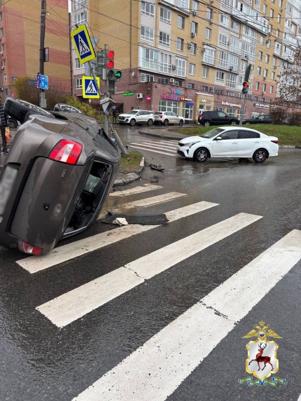 Сотрудники Госавтоинспекции устанавливают обстоятельства ДТП с опрокидыванием транспортного средства