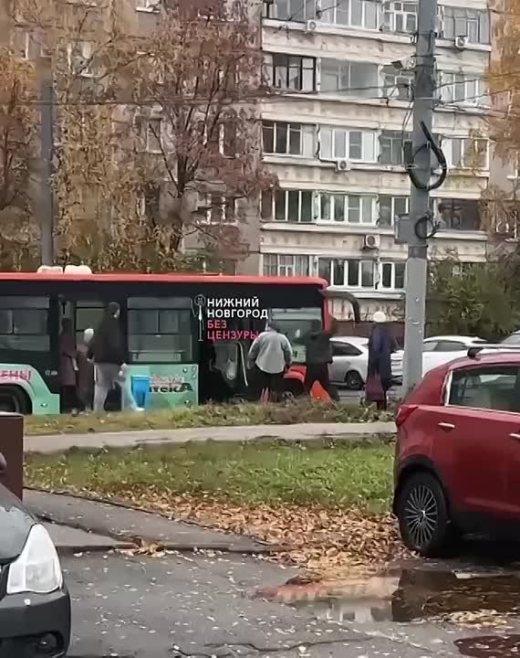 Разъяренный мужчина с ножом разгромил автобус в Верхних Печерах