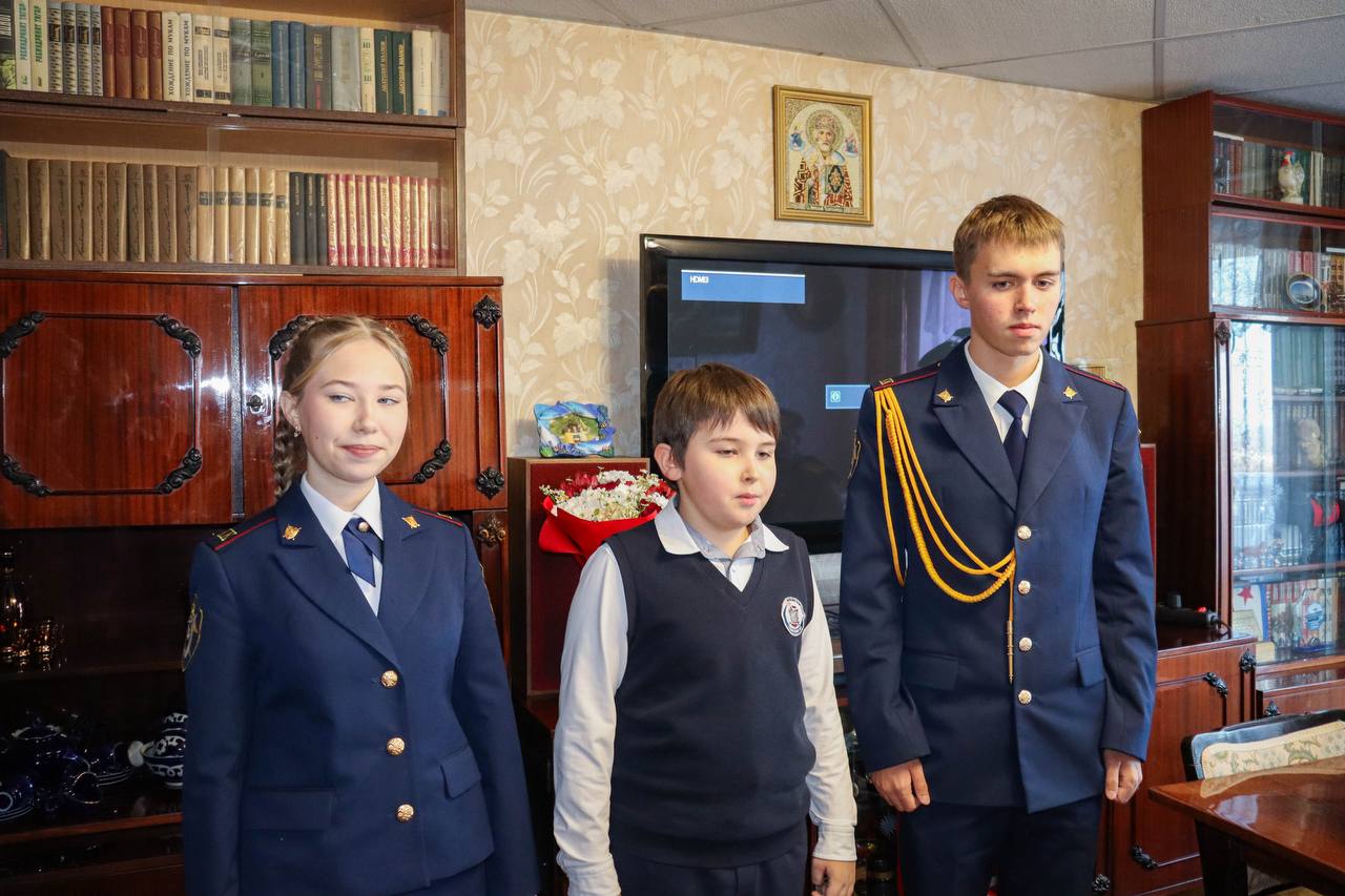 Сотрудники регионального следственного управления поздравили с 90-летним юбилеем ветерана Великой Отечественной войны Сотрудники регионального следственного управления поздравили с 90-летним юбилеем ветерана Великой Отечественной войны