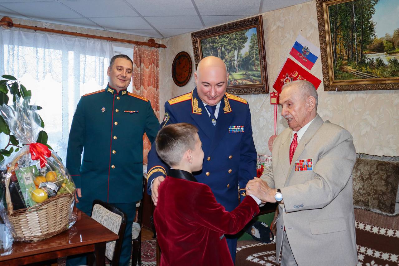 Сотрудники регионального следственного управления поздравили с 90-летним юбилеем ветерана Великой Отечественной войны Сотрудники регионального следственного управления поздравили с 90-летним юбилеем ветерана Великой Отечественной войны
