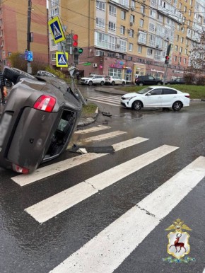 Водитель и ребенок из автомобиля "Лада" пострадали в ДТП на улице Ванеева