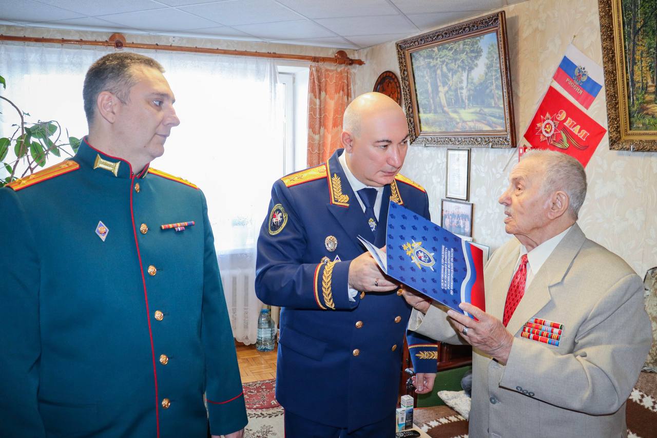 Сотрудники регионального следственного управления поздравили с 90-летним юбилеем ветерана Великой Отечественной войны Сотрудники регионального следственного управления поздравили с 90-летним юбилеем ветерана Великой Отечественной войны