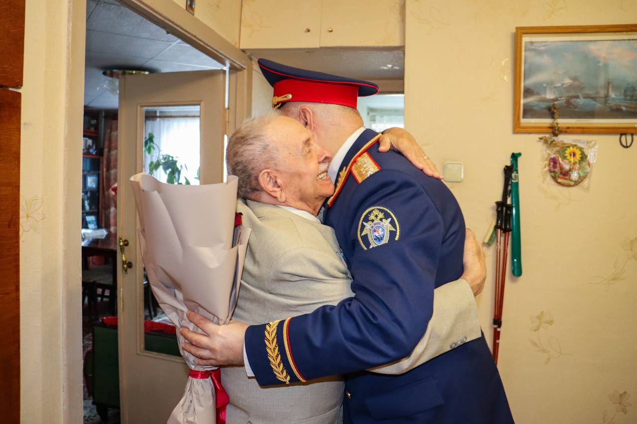 Сотрудники регионального следственного управления поздравили с 90-летним юбилеем ветерана Великой Отечественной войны Сотрудники регионального следственного управления поздравили с 90-летним юбилеем ветерана Великой Отечественной войны