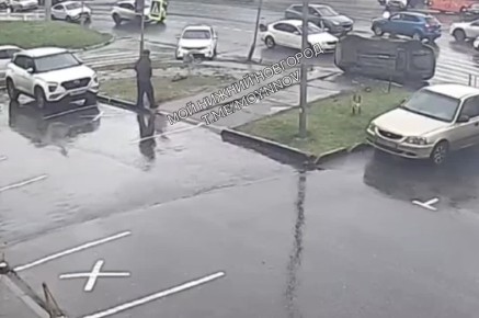 Момент аварии на улице Ванеева, в которой перевернулся автомобиль, попал на видео