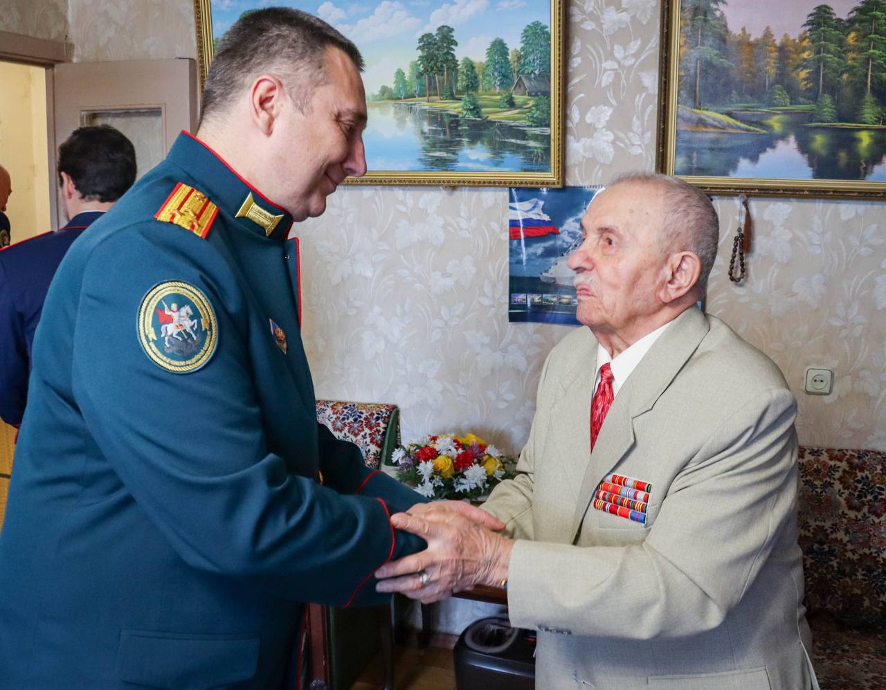 Сотрудники регионального следственного управления поздравили с 90-летним юбилеем ветерана Великой Отечественной войны Сотрудники регионального следственного управления поздравили с 90-летним юбилеем ветерана Великой Отечественной войны