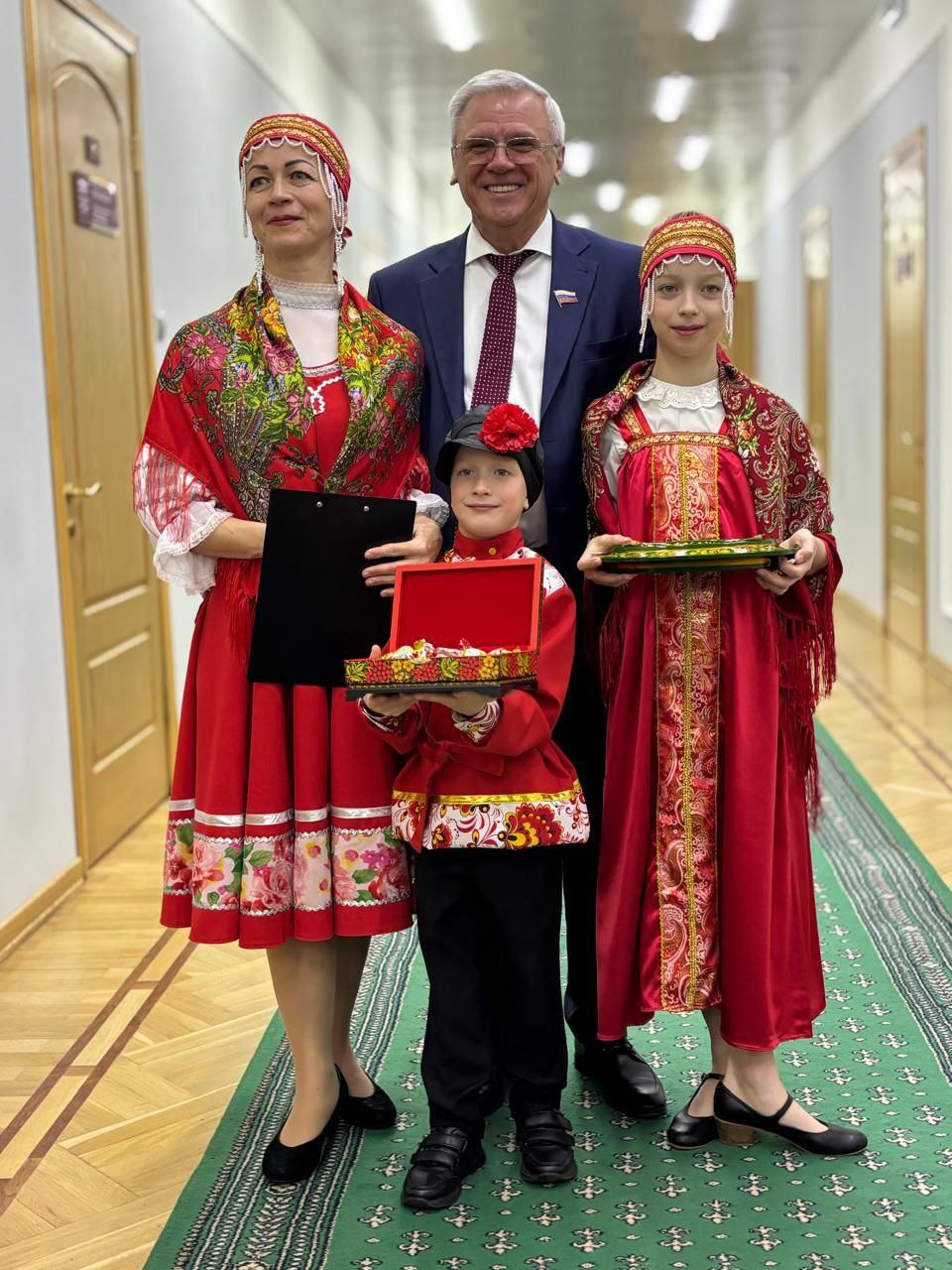 Когда еще встретишь в ЗакСобрании маленького коробейника Илюшу с загадками на тему народных художественных промыслов? Только в день награждения участников областного конкурса среди журналистов и деятелей культуры! Сегодня... Когда еще встретишь в ЗакСобрании маленького коробейника Илюшу с загадками на тему народных художественных промыслов? Только в день награждения участников областного конкурса среди журналистов и деятелей культуры! Сегодня...