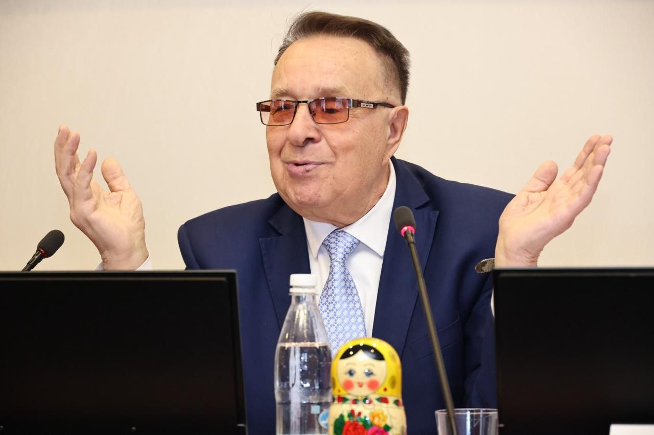 Когда еще встретишь в ЗакСобрании маленького коробейника Илюшу с загадками на тему народных художественных промыслов? Только в день награждения участников областного конкурса среди журналистов и деятелей культуры! Сегодня... Когда еще встретишь в ЗакСобрании маленького коробейника Илюшу с загадками на тему народных художественных промыслов? Только в день награждения участников областного конкурса среди журналистов и деятелей культуры! Сегодня...