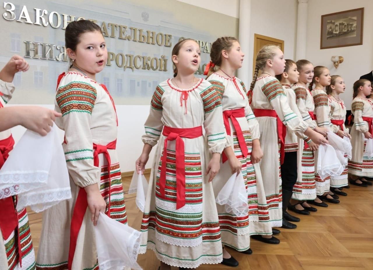 Когда еще встретишь в ЗакСобрании маленького коробейника Илюшу с загадками на тему народных художественных промыслов? Только в день награждения участников областного конкурса среди журналистов и деятелей культуры! Сегодня... Когда еще встретишь в ЗакСобрании маленького коробейника Илюшу с загадками на тему народных художественных промыслов? Только в день награждения участников областного конкурса среди журналистов и деятелей культуры! Сегодня...