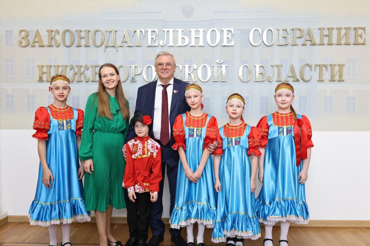 Когда еще встретишь в ЗакСобрании маленького коробейника Илюшу с загадками на тему народных художественных промыслов? Только в день награждения участников областного конкурса среди журналистов и деятелей культуры! Сегодня... Когда еще встретишь в ЗакСобрании маленького коробейника Илюшу с загадками на тему народных художественных промыслов? Только в день награждения участников областного конкурса среди журналистов и деятелей культуры! Сегодня...