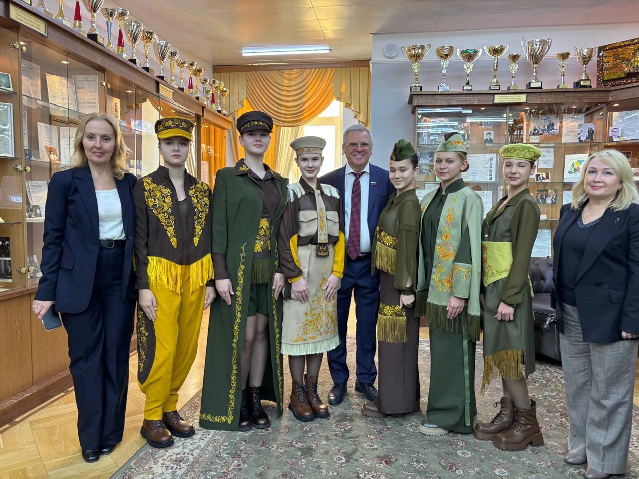 Когда еще встретишь в ЗакСобрании маленького коробейника Илюшу с загадками на тему народных художественных промыслов? Только в день награждения участников областного конкурса среди журналистов и деятелей культуры! Сегодня... Когда еще встретишь в ЗакСобрании маленького коробейника Илюшу с загадками на тему народных художественных промыслов? Только в день награждения участников областного конкурса среди журналистов и деятелей культуры! Сегодня...