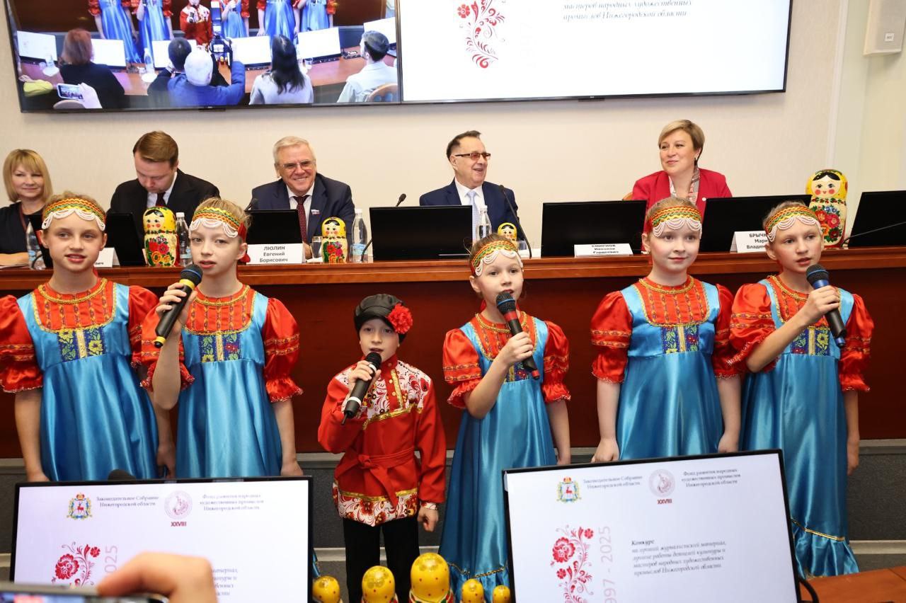 Когда еще встретишь в ЗакСобрании маленького коробейника Илюшу с загадками на тему народных художественных промыслов? Только в день награждения участников областного конкурса среди журналистов и деятелей культуры! Сегодня... Когда еще встретишь в ЗакСобрании маленького коробейника Илюшу с загадками на тему народных художественных промыслов? Только в день награждения участников областного конкурса среди журналистов и деятелей культуры! Сегодня...