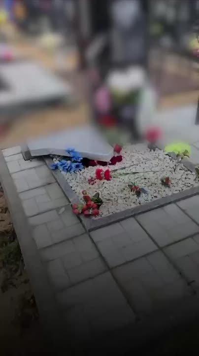 Неизвестные разгромили могилы участников СВО на кладбище в Дзержинске