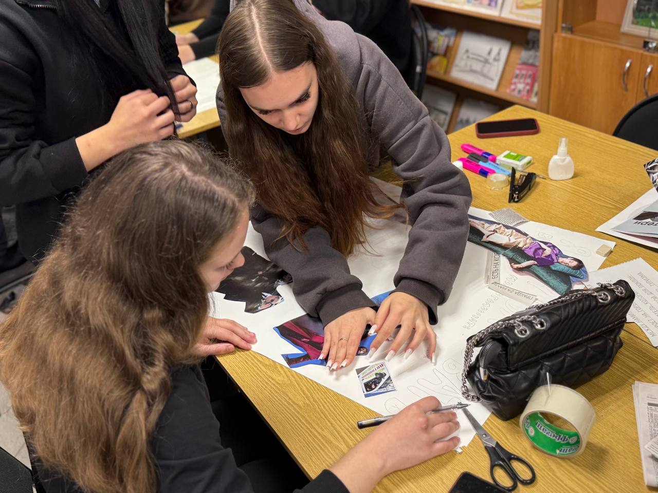 Атмосфера творчества и мозгового штурма царила в стенах МИЦПК Центральной городской библиотеки им. В.И. Ленина в рамках цикла интерактивных игр по избирательной тематике! Атмосфера творчества и мозгового штурма царила в стенах МИЦПК Центральной городской библиотеки им. В.И. Ленина в рамках цикла интерактивных игр по избирательной тематике!