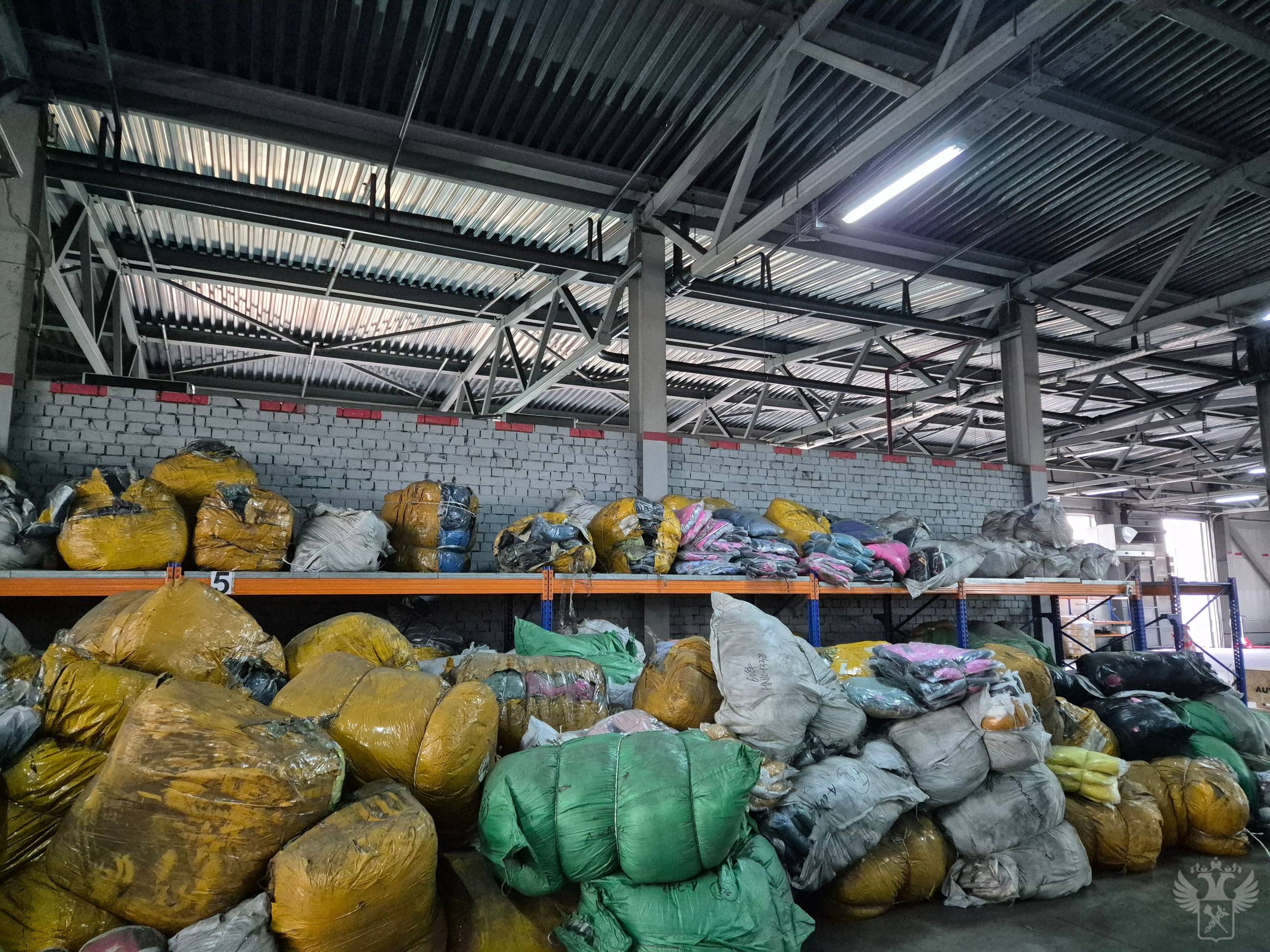 Приволжские таможенники передали 40 тонн конфискованных товаров жителям ДНР Приволжские таможенники передали 40 тонн конфискованных товаров жителям ДНР