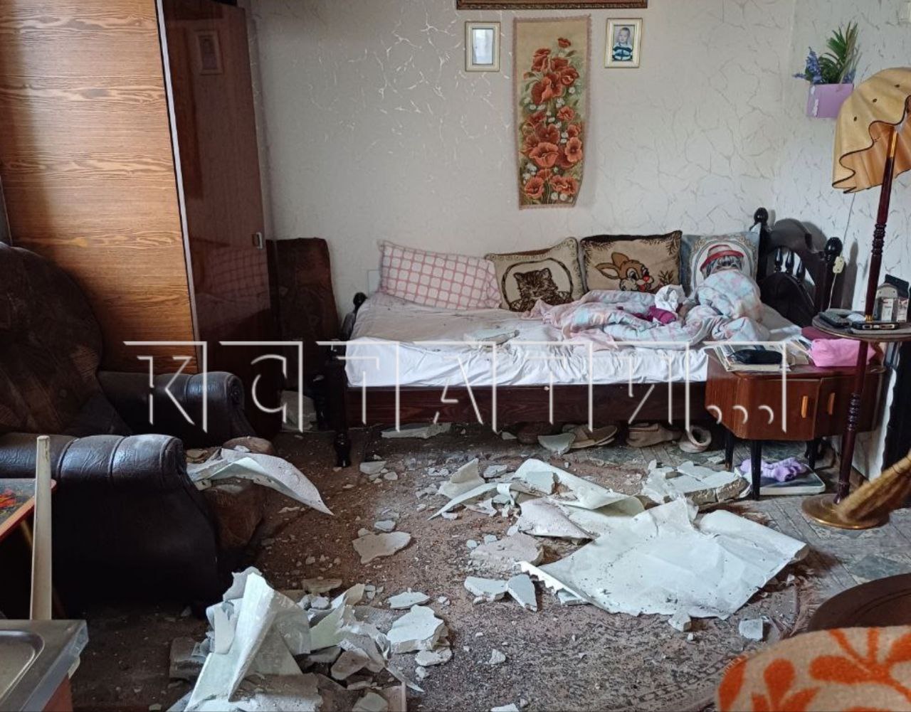 Представьте: вы отдыхаете дома, и вдруг на ваш диван падает кусок потолка