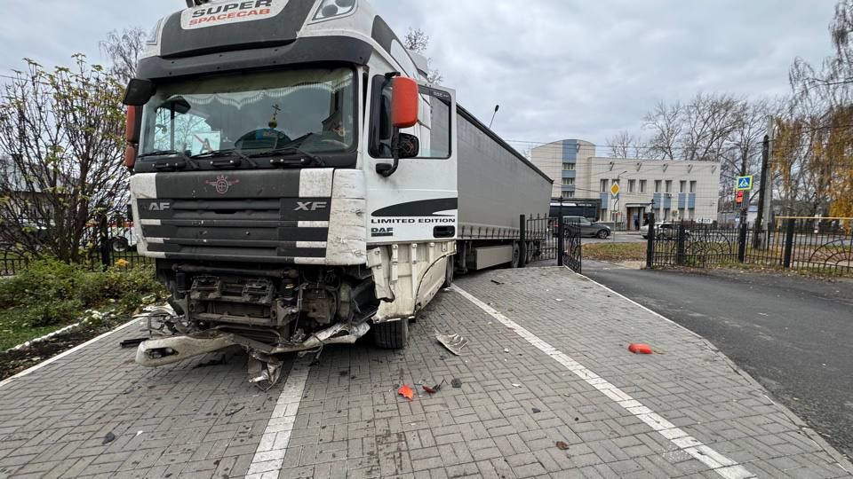 За минувшие сутки 31 октября 2025 года на территории Нижегородской области произошло 11 ДТП с пострадавшими, в которых 16 человек получили травмы, 2 из них несовершеннолетние