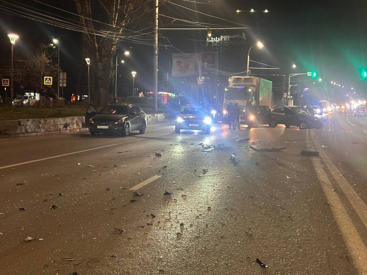 В Нижнем Новгороде на проспекте Гагарина около 22:10 произошло ДТП с участием трех автомобилей В Нижнем Новгороде на проспекте Гагарина около 22:10 произошло ДТП с участием трех автомобилей