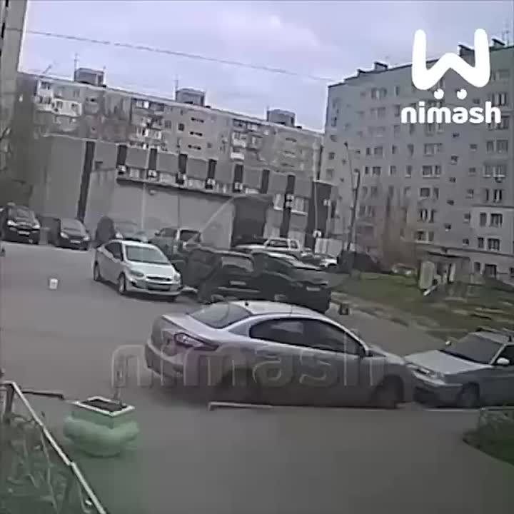 Школьники скинули велосипед на припаркованную машину на Автозаводе