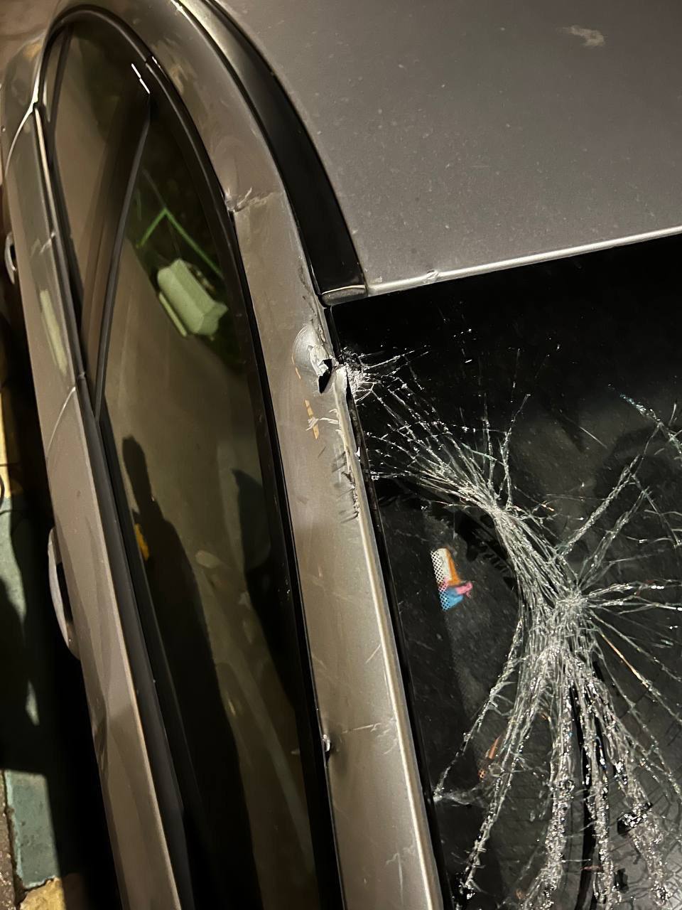 Велосипед «приземлился» на крышу автомобиля Велосипед «приземлился» на крышу автомобиля