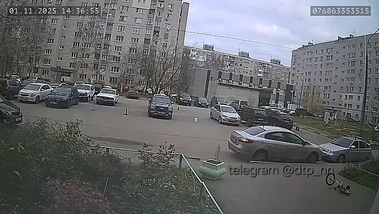 Велосипед «приземлился» на крышу автомобиля