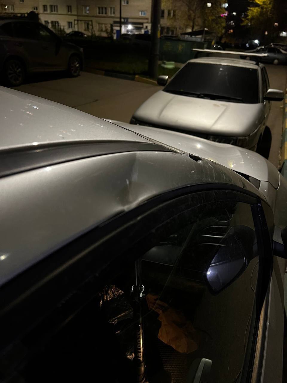 Велосипед «приземлился» на крышу автомобиля Велосипед «приземлился» на крышу автомобиля