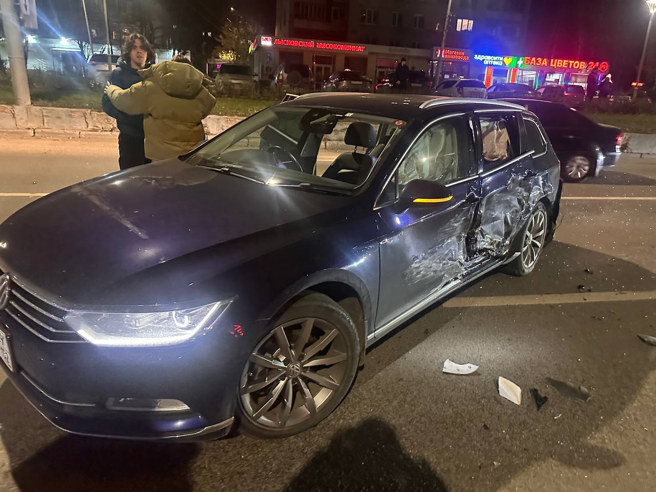 В Нижнем Новгороде на проспекте Гагарина около 22:10 произошло ДТП с участием трех автомобилей В Нижнем Новгороде на проспекте Гагарина около 22:10 произошло ДТП с участием трех автомобилей