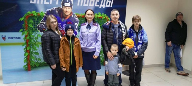 Сотрудники регионального следственного управления организовали для семей погибших участников СВО посещение хоккейного матча