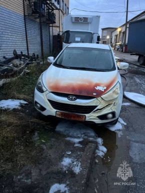 Две "Газели" сгорели полностью и ещё три машины пострадали от огня на парковке в Ленинском районе