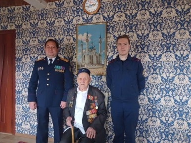 Сотрудники Сергачского межрайонного следственного отдела поздравили ветерана Великой Отечественной войны с 98-летием