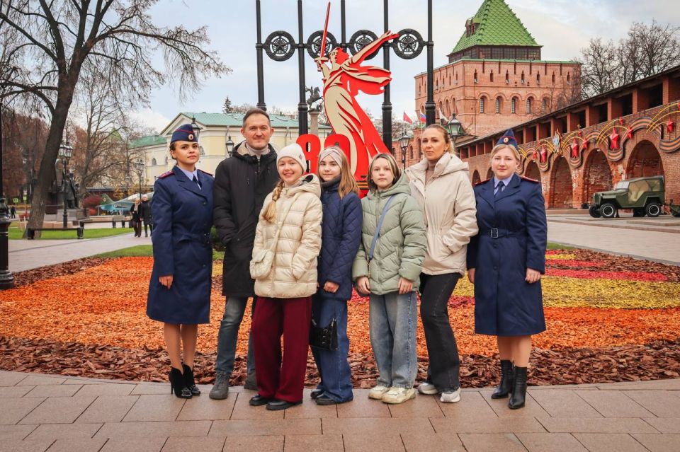Сотрудники следственного управления организовали для семьи, прибывшей из ДНР в Нижегородский кремль