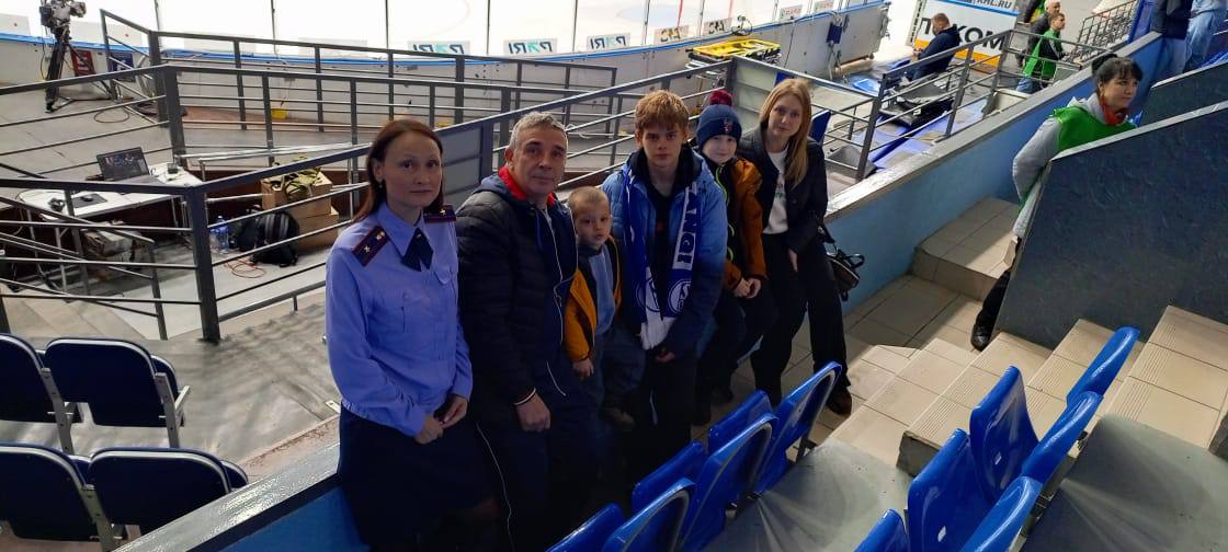 Сотрудники регионального следственного управления организовали для семей погибших участников СВО посещение хоккейного матча Сотрудники регионального следственного управления организовали для семей погибших участников СВО посещение хоккейного матча