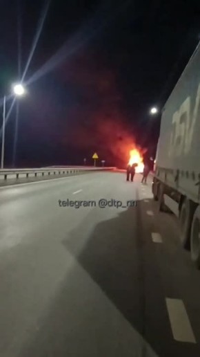 Водитель фуры уснул за рулм и въехал в разделительный отбойник