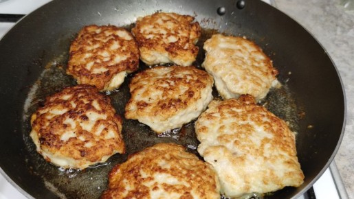 Простой и вкусный рецепт мясных оладий на кефире, который удивит всех