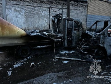 Две «Газели» сгорели на парковке в Нижнем Новгороде, ещё три легковых автомобиля получили повреждения