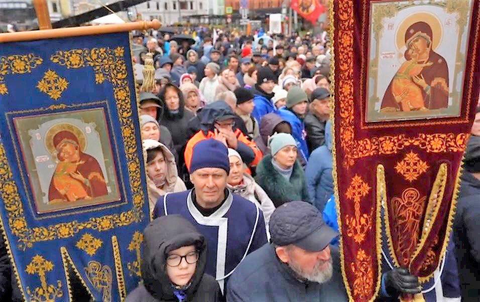 Традиция празднования Дня народного единства с возложением цветов к могиле Козьмы Минина, крестным ходом и разворачиванием 100-метрового триколора в знак нерушимой любви и безграничной преданности Отечеству на родине... Традиция празднования Дня народного единства с возложением цветов к могиле Козьмы Минина, крестным ходом и разворачиванием 100-метрового триколора в знак нерушимой любви и безграничной преданности Отечеству на родине...