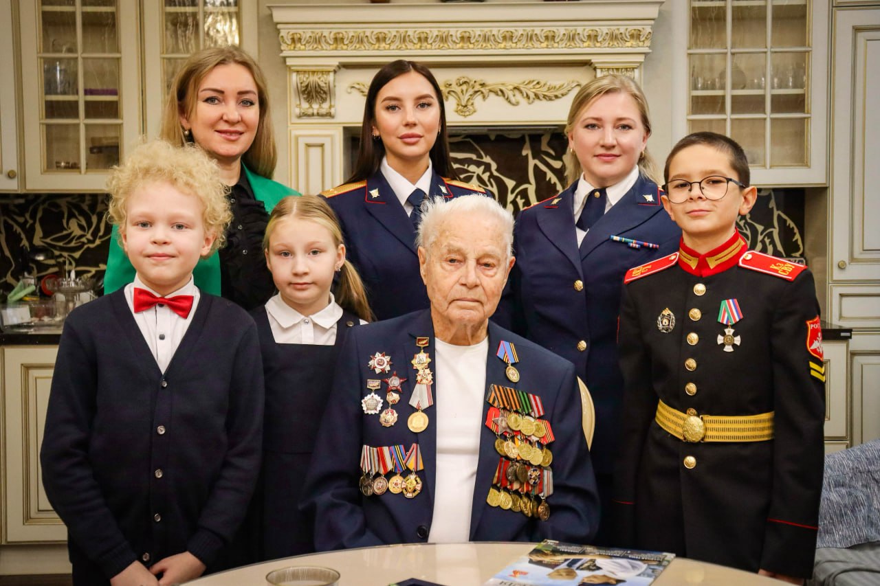 Сотрудники регионального следственного управления поздравили ветерана Великой Отечественной войны с Днём народного единства Сотрудники регионального следственного управления поздравили ветерана Великой Отечественной войны с Днём народного единства