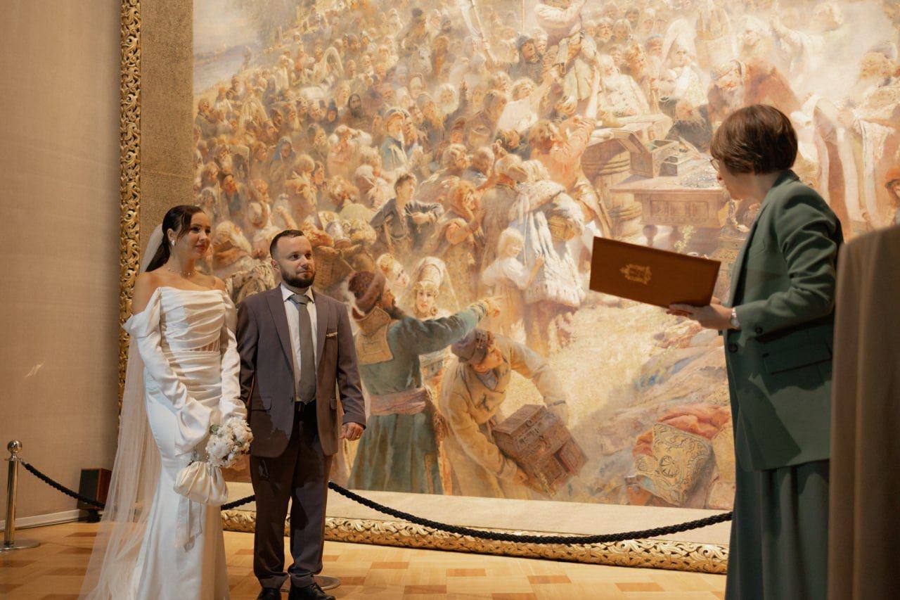 Регистрация брака на фоне картины «Воззвание Минина»? Почему бы и не ДА!