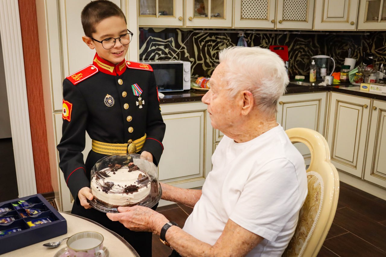 Сотрудники регионального следственного управления поздравили ветерана Великой Отечественной войны с Днём народного единства Сотрудники регионального следственного управления поздравили ветерана Великой Отечественной войны с Днём народного единства