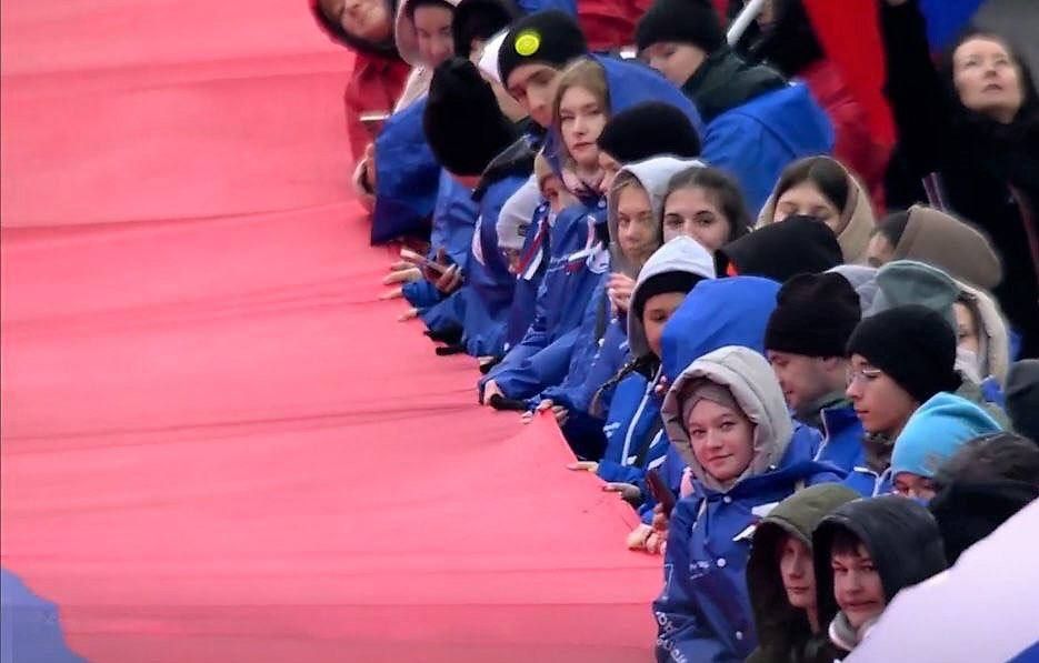 Традиция празднования Дня народного единства с возложением цветов к могиле Козьмы Минина, крестным ходом и разворачиванием 100-метрового триколора в знак нерушимой любви и безграничной преданности Отечеству на родине... Традиция празднования Дня народного единства с возложением цветов к могиле Козьмы Минина, крестным ходом и разворачиванием 100-метрового триколора в знак нерушимой любви и безграничной преданности Отечеству на родине...