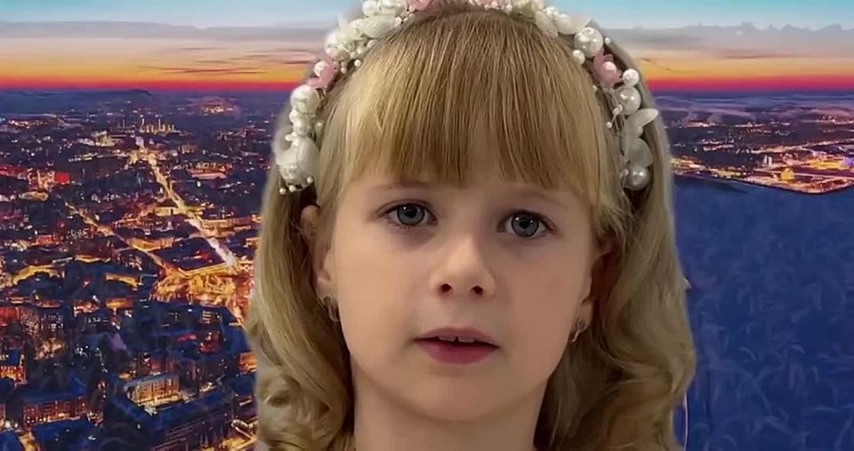 С праздником поздравляет также участница нашего конкурса творческих работ ко Дню народного единства - дочь помощника прокурора Лысковского района Елизавета Казанина